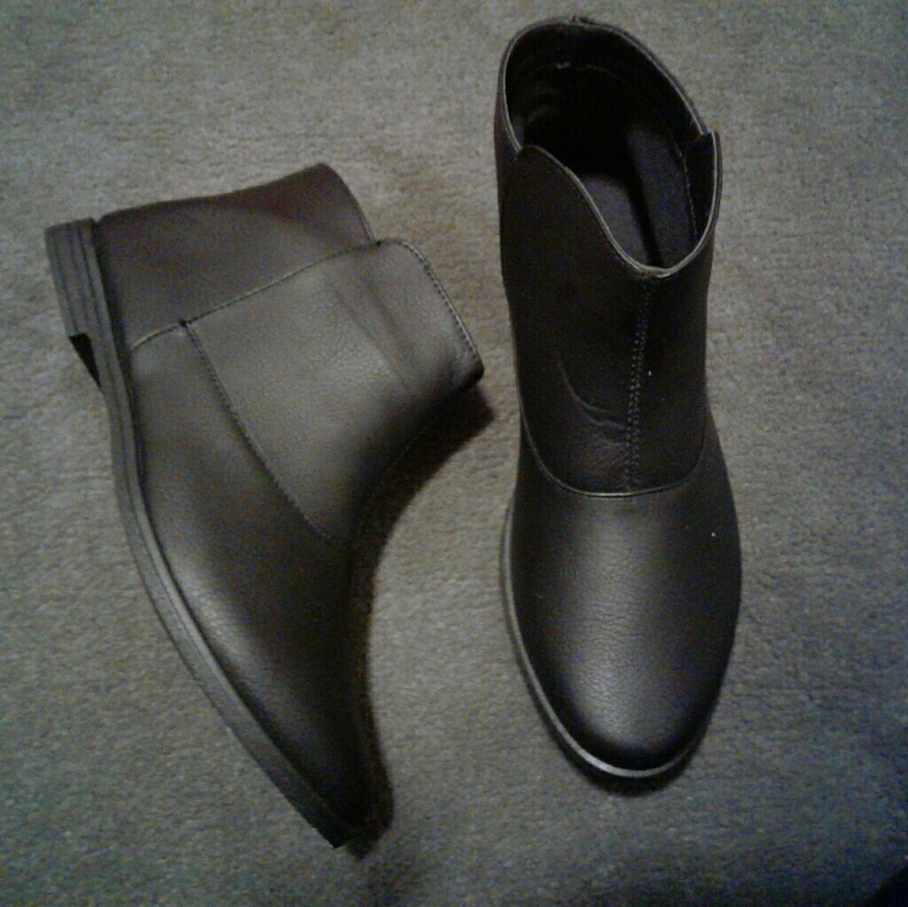 BRAND NEW! Sole Mates Ankle Boots